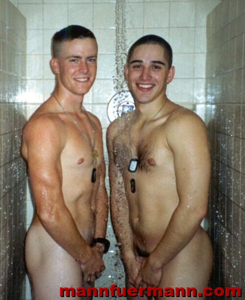 Ich teile die Dusche nur mit meinem Kameraden!