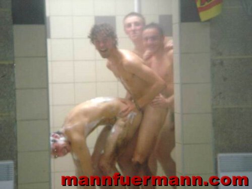 Ein paar Fußballspieler albern in der Dusche herum. Harmlos, oder?