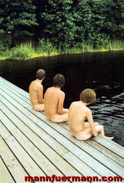 Nackt jungs schwimmen Gay sehr