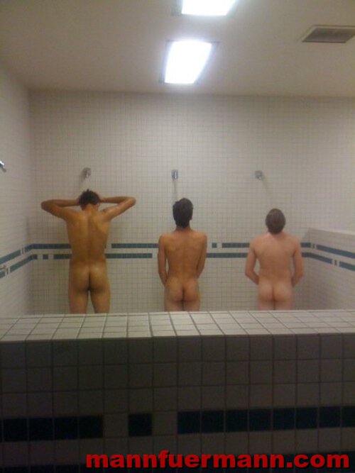 Teamkameraden beim duschen.