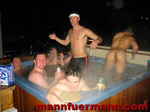 Pool-Party ohne Mädels. Man weiß ja, dann geht mehr ab.