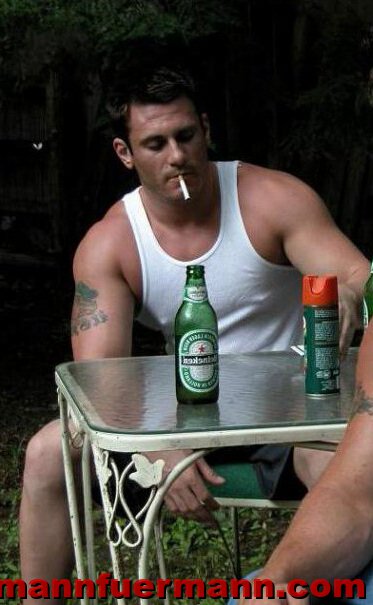 Bier und Zigarette, egal bei dem Body!